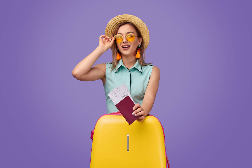 Stilvolle Touristin mit Tickets und Koffer - Foto, Bild