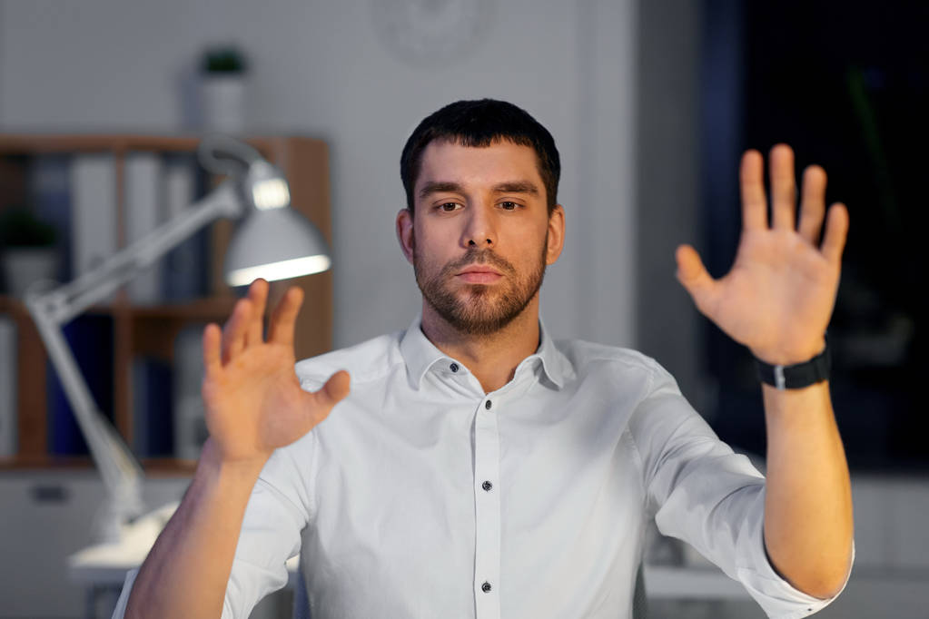 empresário usando gestos no escritório noturno - Foto, Imagem