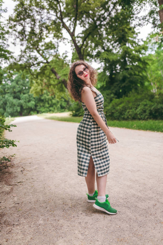 Concepto de felicidad - mujer feliz divirtiéndose al aire libre durante el verano
 - Foto, imagen