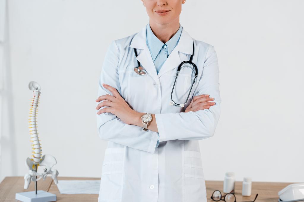 oříznutý pohled na lékaře stojící s zkřížené náručí v nemocnici  - Fotografie, Obrázek