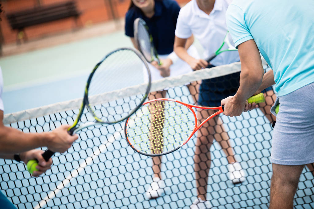 Happy fit mensen samen tennissen. Sport concept - Foto, afbeelding