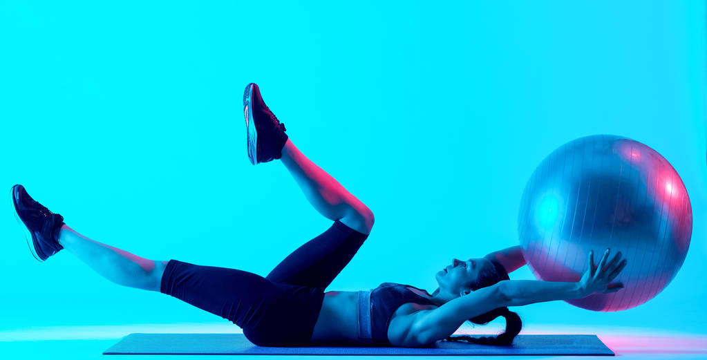 vrouw exercsing fitness pilates oefeningen geïsoleerd - Foto, afbeelding