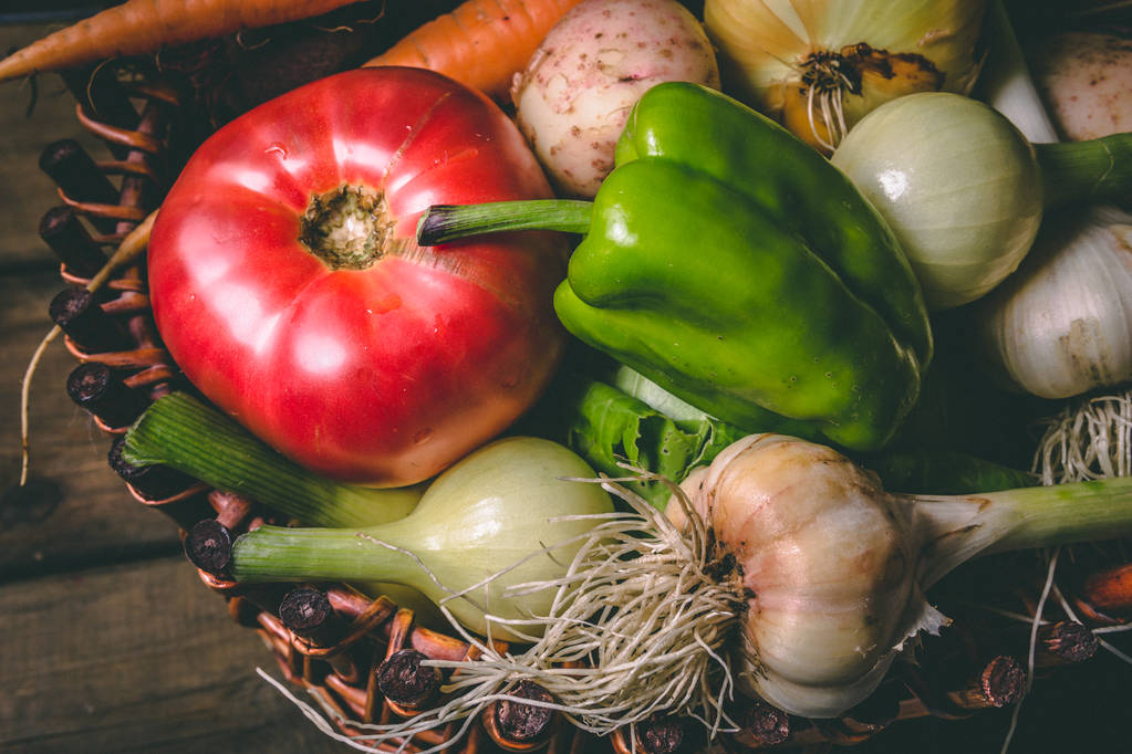 Tomaat, kool, ui, aardappel, peper, knoflook, wortel en beetr - Foto, afbeelding