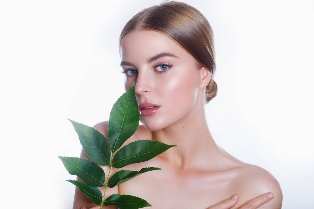 Krásná žena tvář portrét s konceptem zelený list pro péči o pleť nebo organická kosmetika - Fotografie, Obrázek