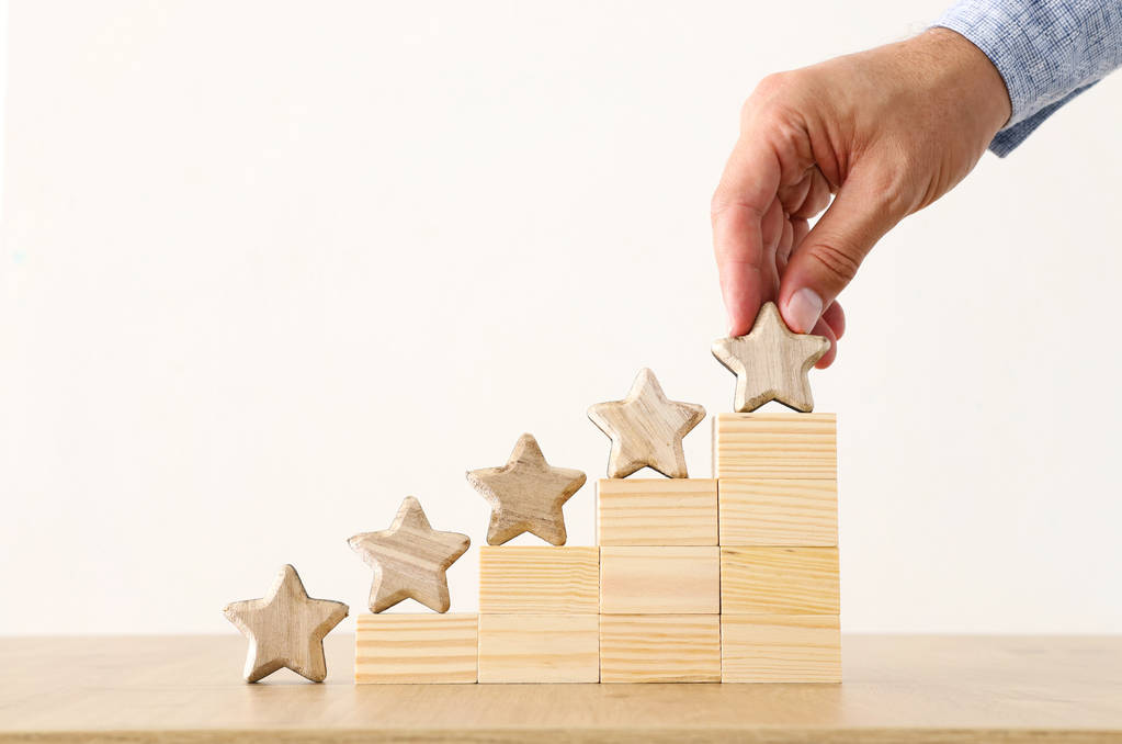 business concept imago van het instellen van een vijf sterren doel. verhoging van de rating of rangschikking, evaluatie en classificatie - Foto, afbeelding