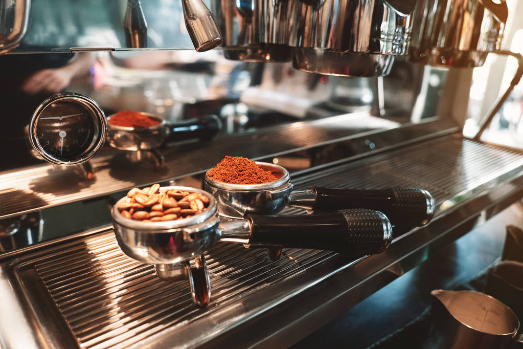 taze öğütülmüş kahve ile iki kahve tutucuları bir başka profesyonel kahve makinesi üzerinde duran kavrulmuş fasulye ile - Fotoğraf, Görsel
