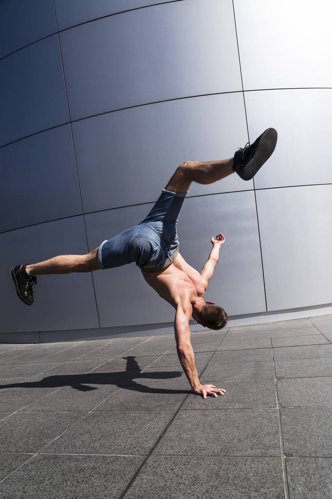 Ember táncoló hip hop segítségével kézen utcai - Fotó, kép