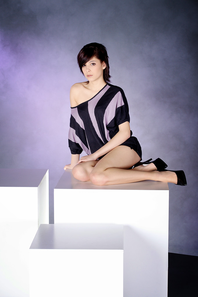 Brunette fille sur un podium blanc
 - Photo, image