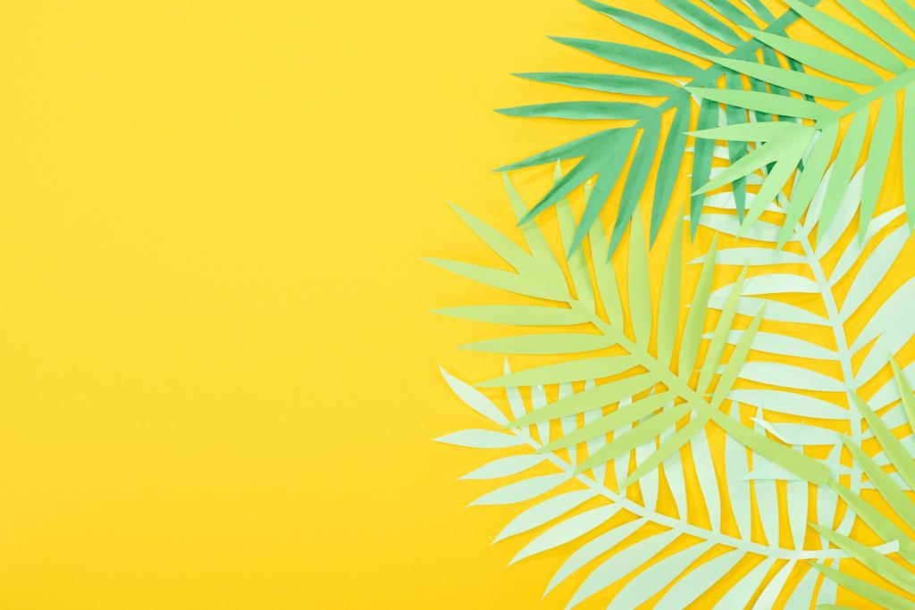 вид зверху на папір вирізане зелене тропічне листя на жовтому яскравому фоні з пробілом для копіювання
 - Фото, зображення