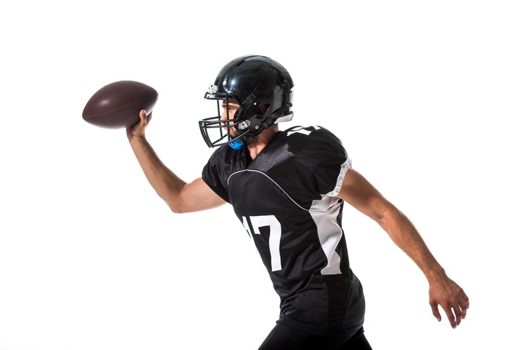 vue latérale du joueur de football américain en casque avec ballon isolé sur blanc
 - Photo, image