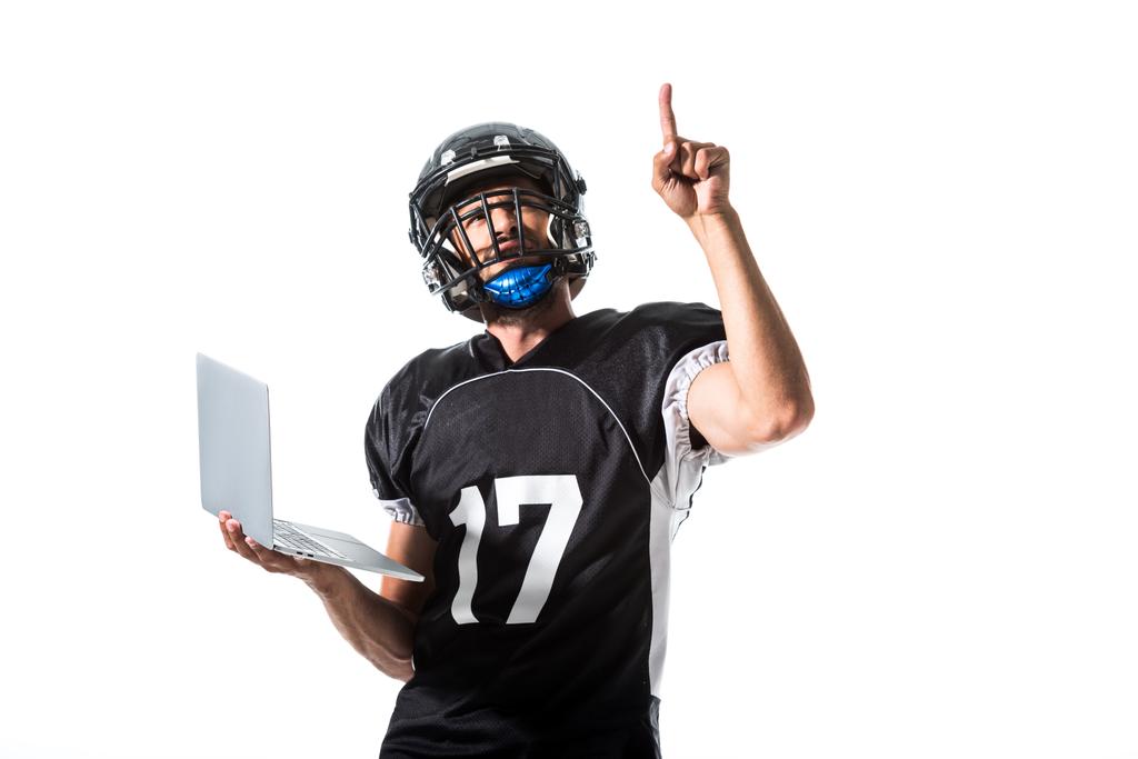 Jugador de fútbol americano con portátil apuntando con el dedo aislado en blanco
 - Foto, Imagen