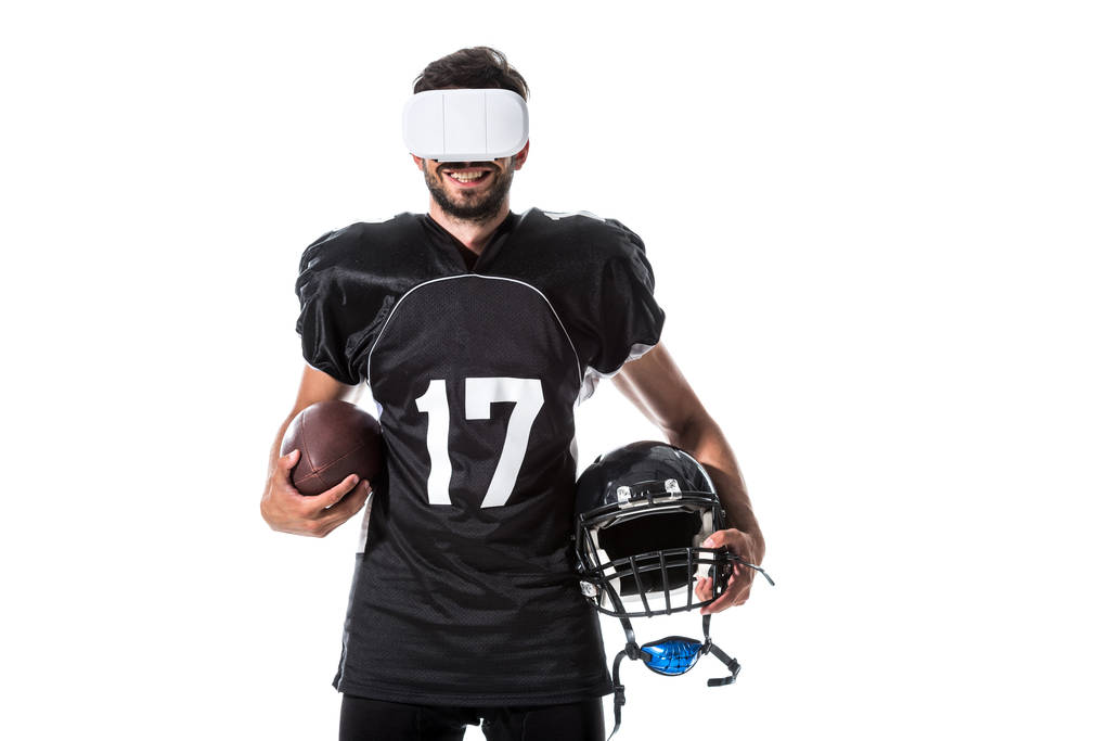 gelukkige American Football speler in Virtual Reality headset met bal geïsoleerd op wit - Foto, afbeelding