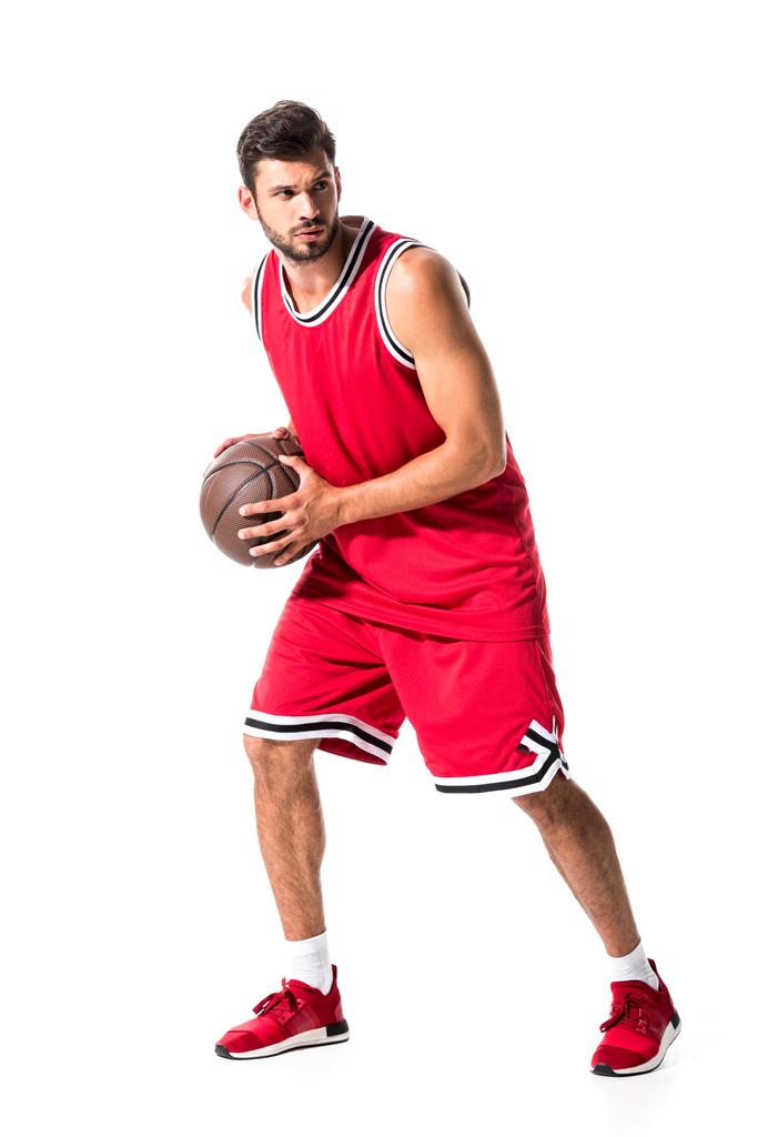 przystojny koszykarz w mundurze z piłką na białym tle  - Zdjęcie, obraz