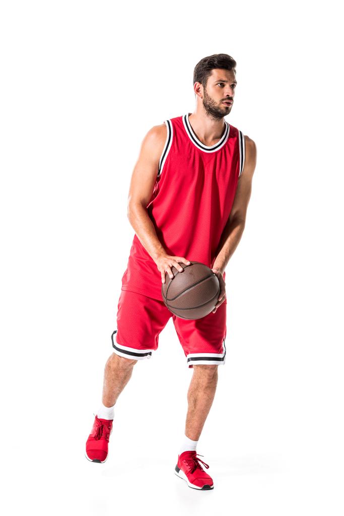 Szakállas sportos kosárlabdázó egyforma golyóval izolált fehér  - Fotó, kép