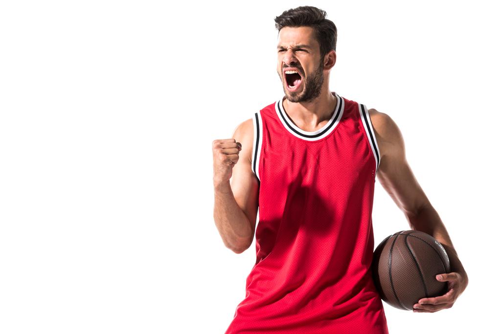 joueur de basket-ball athlétique excité en uniforme avec ballon isolé sur blanc avec espace de copie
 - Photo, image