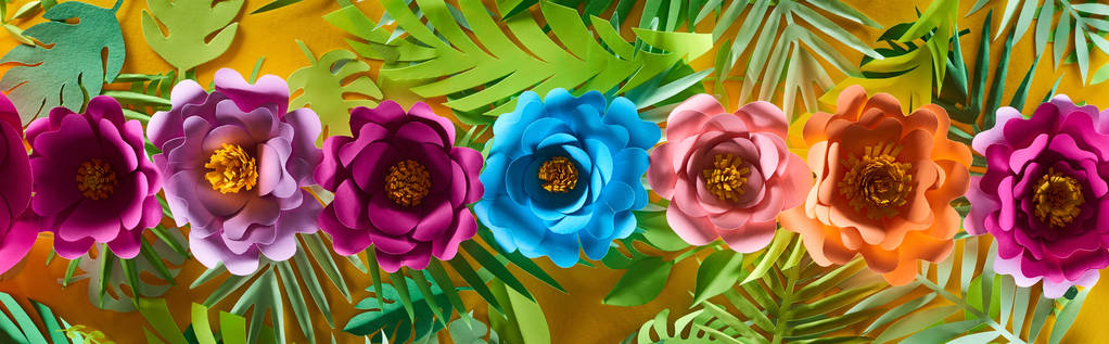 leigos planos com flores de corte de papel em folhas tropicais em fundo amarelo brilhante, tiro panorâmico
 - Foto, Imagem
