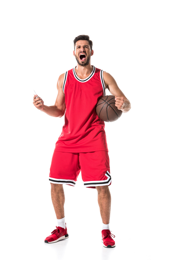 jugador de baloncesto gritando con la mano apretada y bola aislada en blanco
  - Foto, imagen