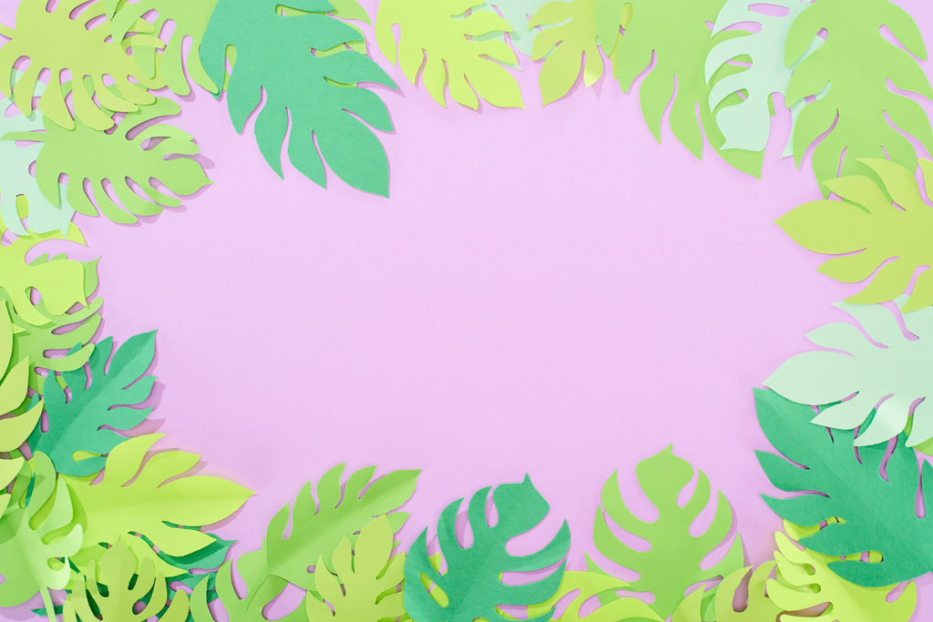 Widok z góry zielonego papieru wyciąć tropikalne liście na fioletowym tle z kopią przestrzeni - Zdjęcie, obraz
