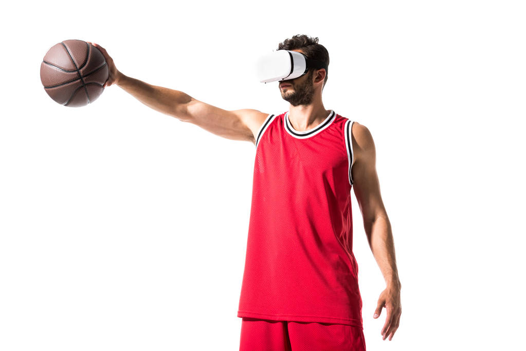 basketbalspeler met bal in Virtual Reality headset geïsoleerd op wit  - Foto, afbeelding