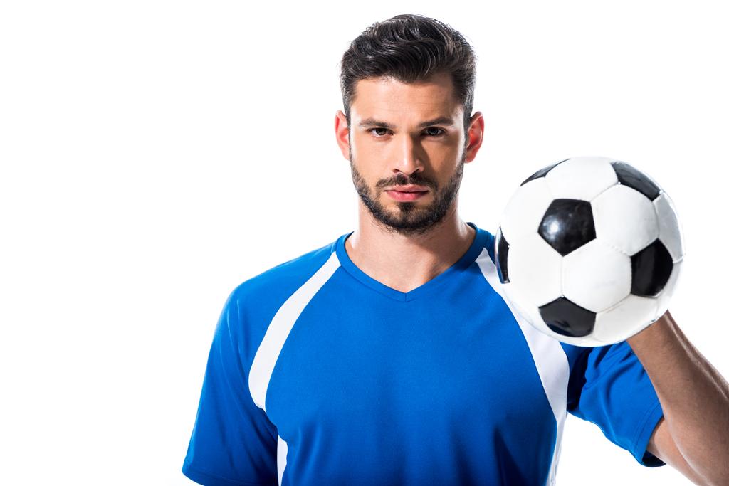 jogador de futebol bonito olhando para a câmera e segurando bola isolada em branco
 - Foto, Imagem
