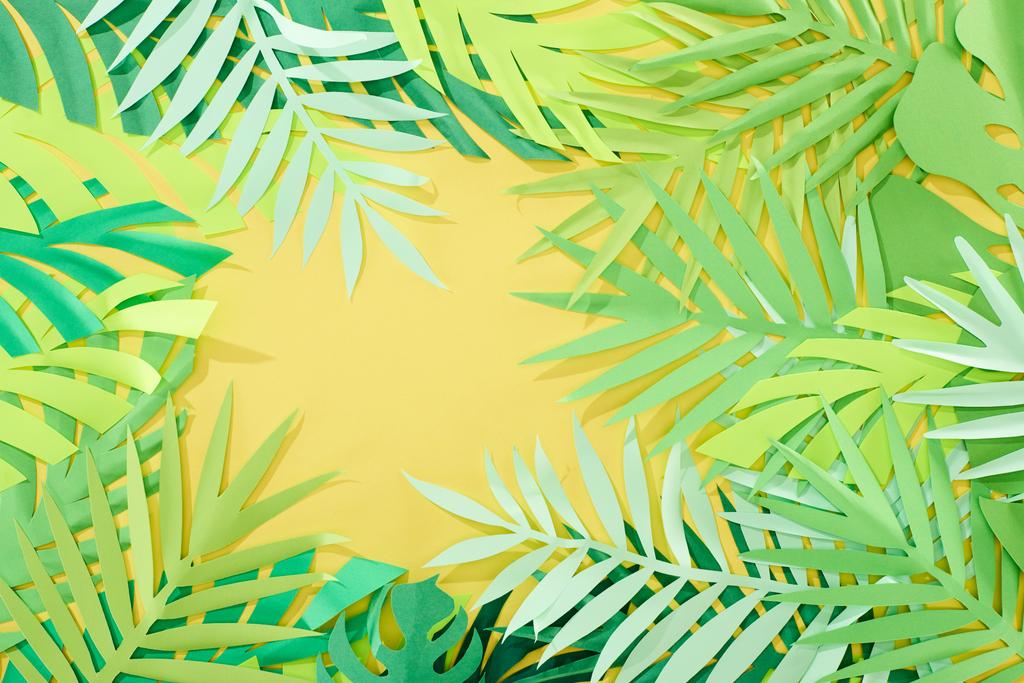 vista superior de hojas tropicales verdes cortadas en papel sobre fondo amarillo brillante con espacio de copia
 - Foto, Imagen