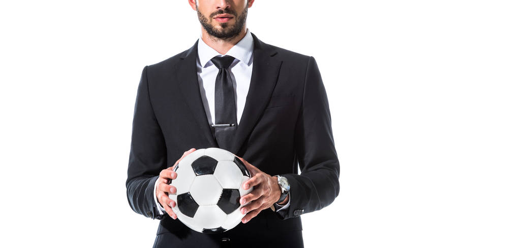 panoramatický záběr obchodníka na formální nošení s fotbalovým míčkem izolované na bílém - Fotografie, Obrázek