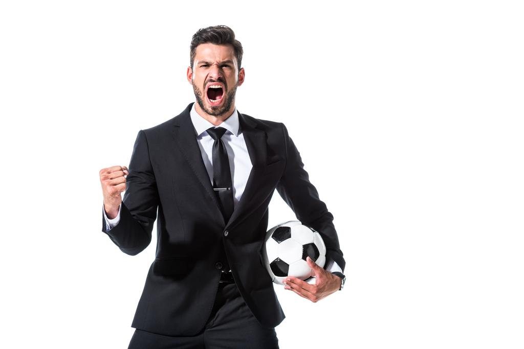 gritando hombre de negocios en ropa formal con pelota de fútbol y mano apretada aislada en blanco
 - Foto, Imagen