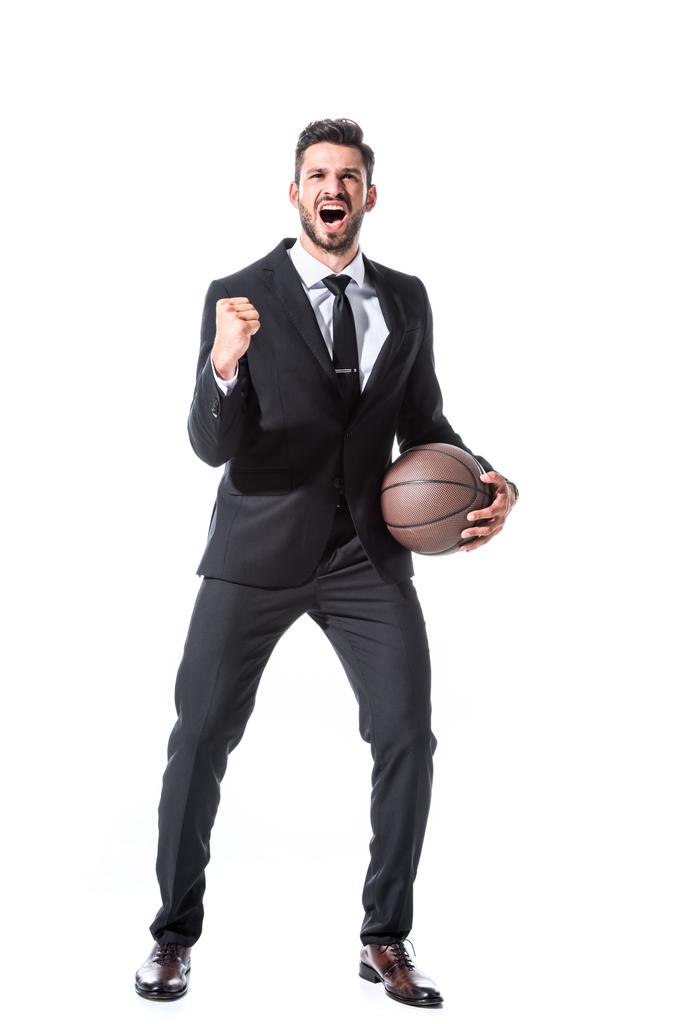 ενθουσιασμένος επιχειρηματίας σε επίσημη φθορά με μπάσκετ και σφικτό χέρι απομονωμένη σε λευκό - Φωτογραφία, εικόνα