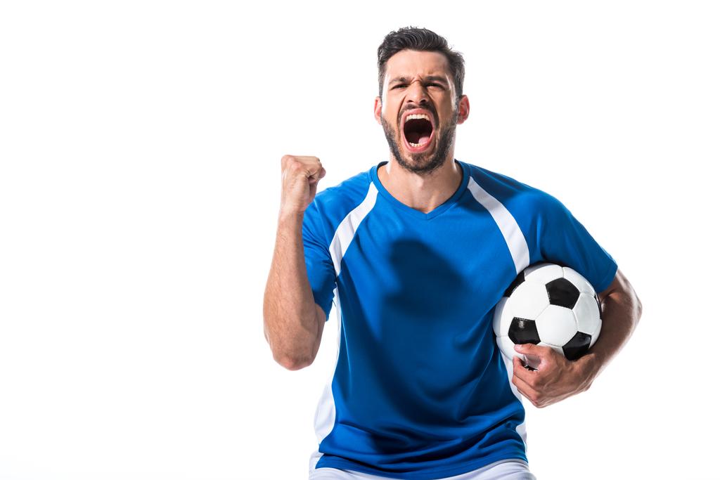 Aufgeregter Fußballer mit Ball und geballter Hand brüllt vereinzelt auf Weiß - Foto, Bild