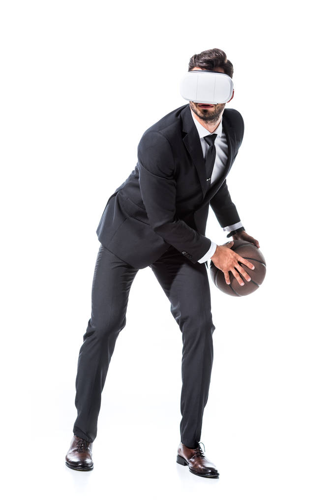 επιχειρηματίας σε τυπική φθορά και ακουστικά εικονικής πραγματικότητας με μπάσκετ απομονωμένη σε λευκό - Φωτογραφία, εικόνα