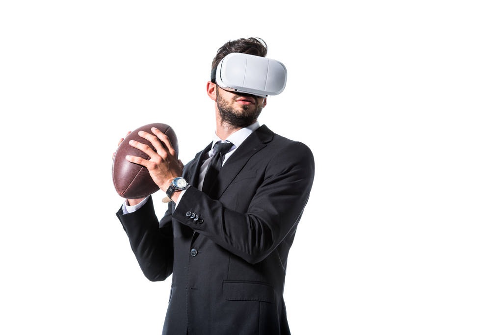 επιχειρηματίας σε τυπική φθορά και ακουστικά εικονικής πραγματικότητας με μπάλα του ράγκμπι απομονωμένος στο λευκό - Φωτογραφία, εικόνα