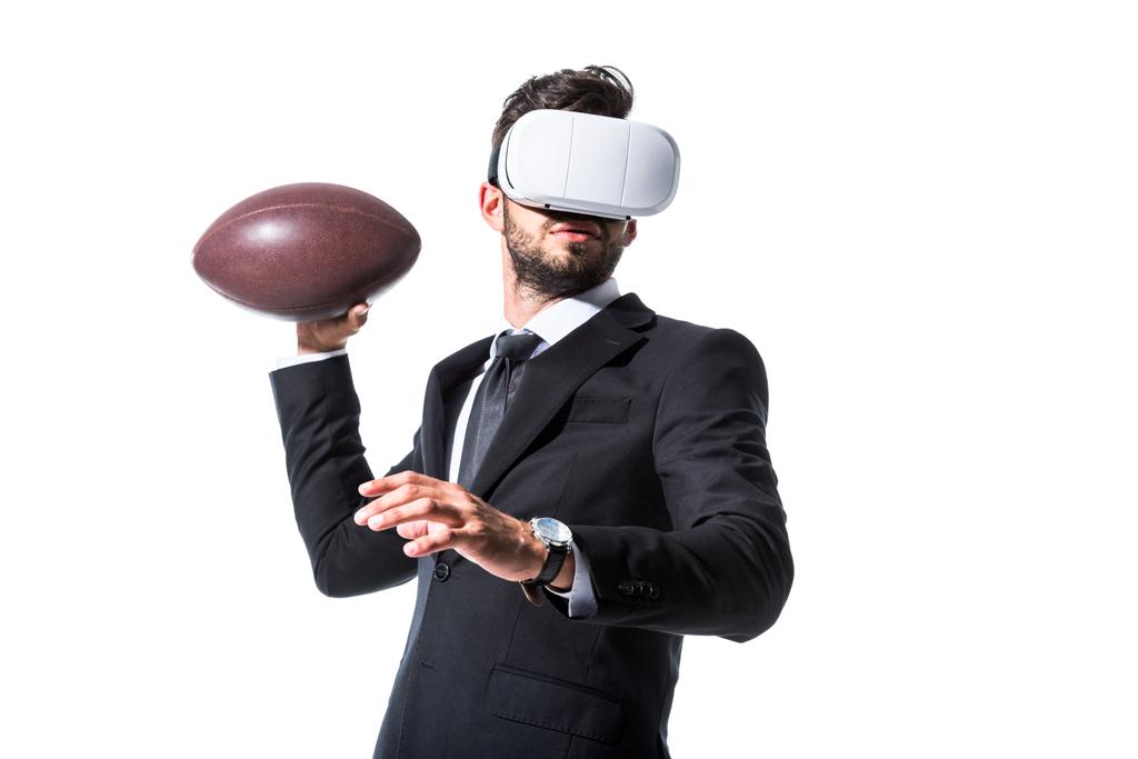 hombre de negocios en desgaste formal y casco de realidad virtual con pelota de rugby aislado en blanco
 - Foto, imagen