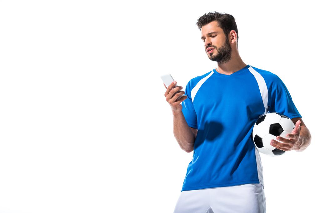 focista labdát használ smartphone izolált fehér másolási tér - Fotó, kép