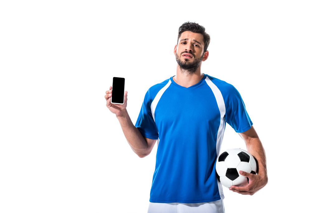 футболіст з м'ячем і смартфоном з порожнім екраном Ізольовані на білому
 - Фото, зображення