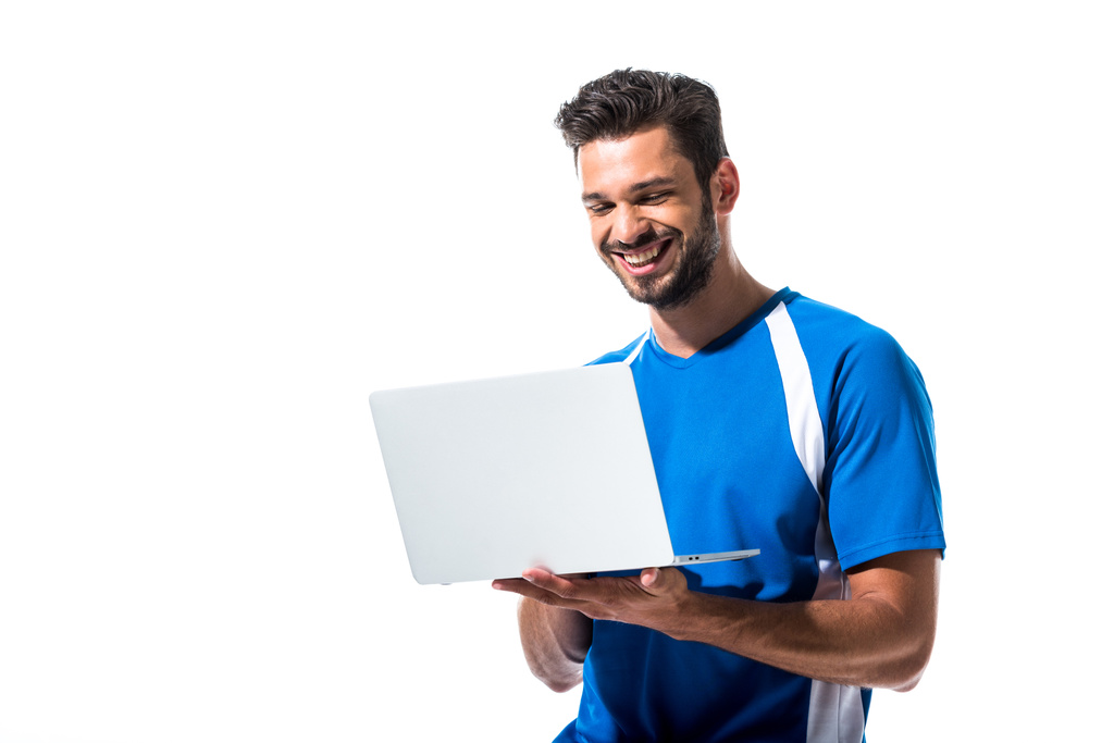 joueur de football souriant utilisant un ordinateur portable isolé sur blanc
 - Photo, image
