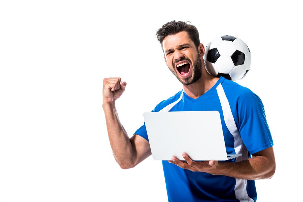 ποδοσφαιριστής με μπάλα χρησιμοποιώντας φορητό υπολογιστή και επευφημίες απομονωμένος σε λευκό - Φωτογραφία, εικόνα