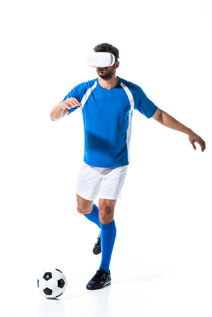 バーチャルリアリティヘッドセットのサッカー選手は、白に孤立したボールでジェスチャーとトレーニング - 写真・画像