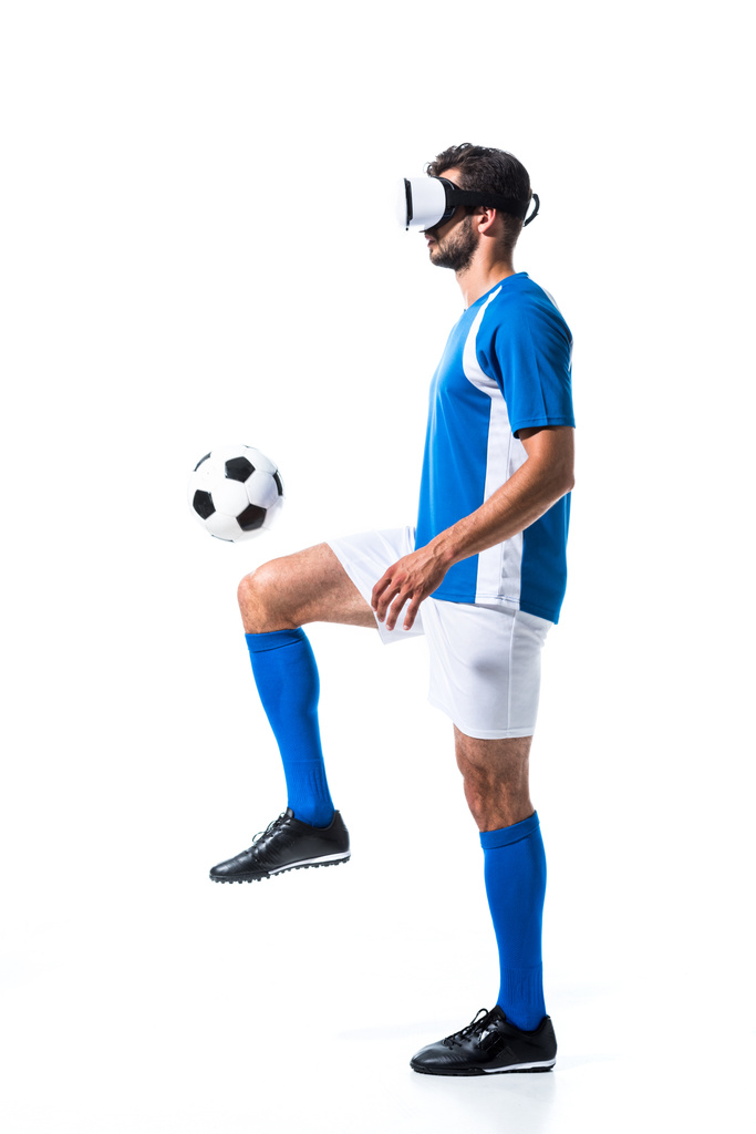 Soccer Player in Virtual Reality headset training met bal geïsoleerd op wit - Foto, afbeelding