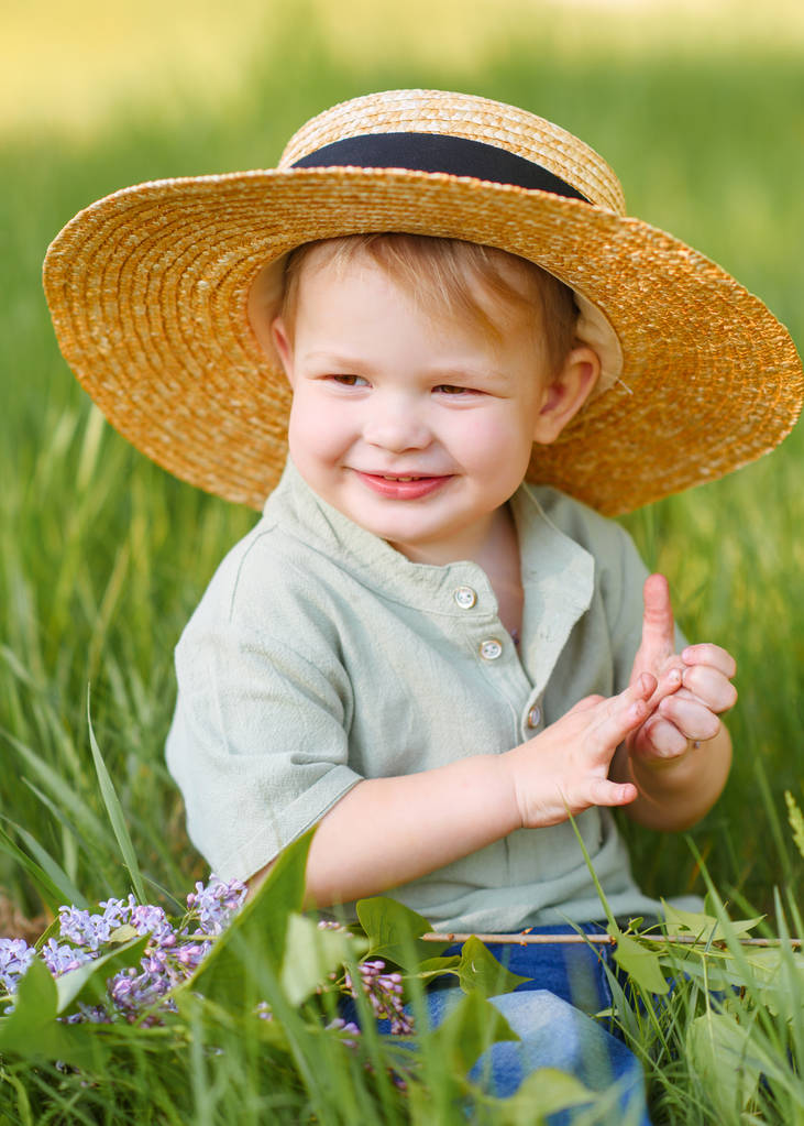 Портрет маленького мальчика на открытом воздухе летом
 - Фото, изображение