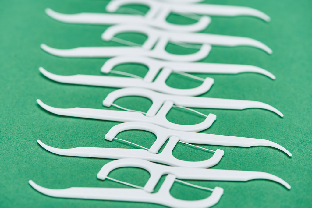 вибірковий фокус зубочисток білокрилки ізольовані на зеленому
  - Фото, зображення