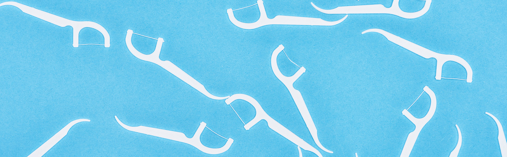 plan panoramique de cure-dents en fil blanc isolés sur bleu
  - Photo, image