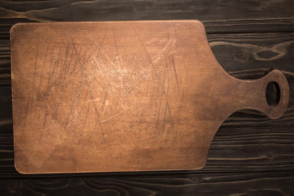 vista superior da placa de corte de madeira na mesa marrom
  - Foto, Imagem