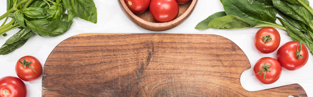 木製のまな板、緑とチェリートマトのパノラマショット - 写真・画像