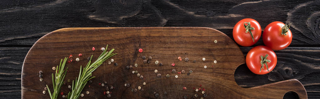 tiro panorâmico de tábua de corte de madeira com especiarias, alecrim e tomate cereja
  - Foto, Imagem