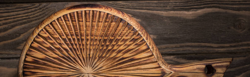πανοραμική βολή από ξύλινη σανίδα κοπής σε καφέ τραπέζι  - Φωτογραφία, εικόνα