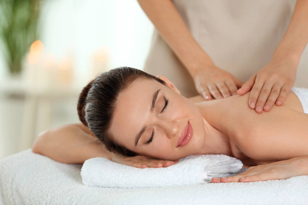 Hermosa joven disfrutando de masajes en el salón de spa - Foto, Imagen