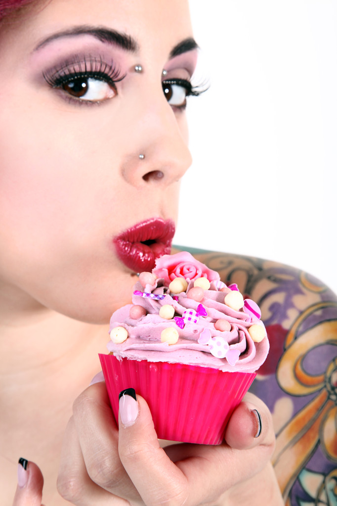 Jovem mulher sorridente com cupcake
 - Foto, Imagem