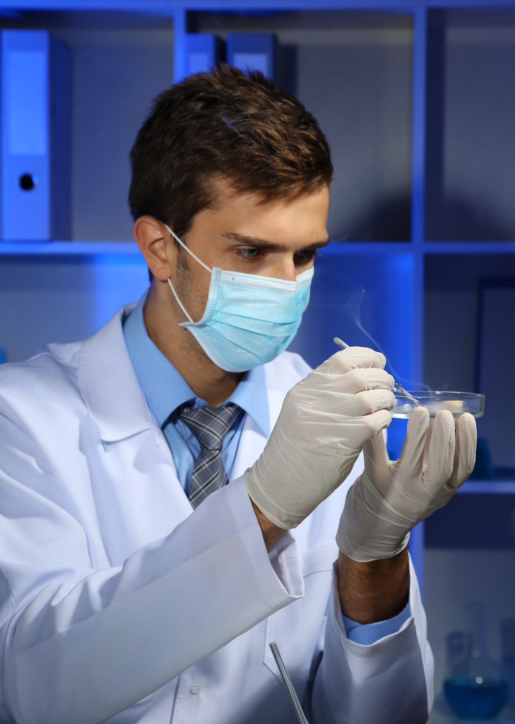 mladí laboratorní vědec s Petriho misku pracující v laboratoři - Fotografie, Obrázek