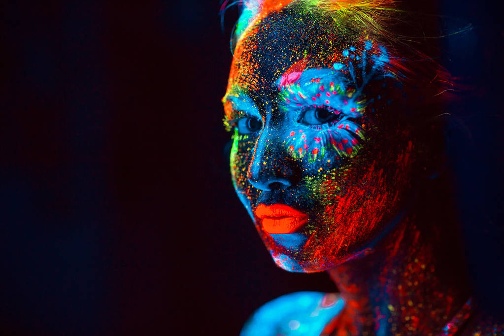 Portrét dívky ve fluorescenčním prášku. - Fotografie, Obrázek