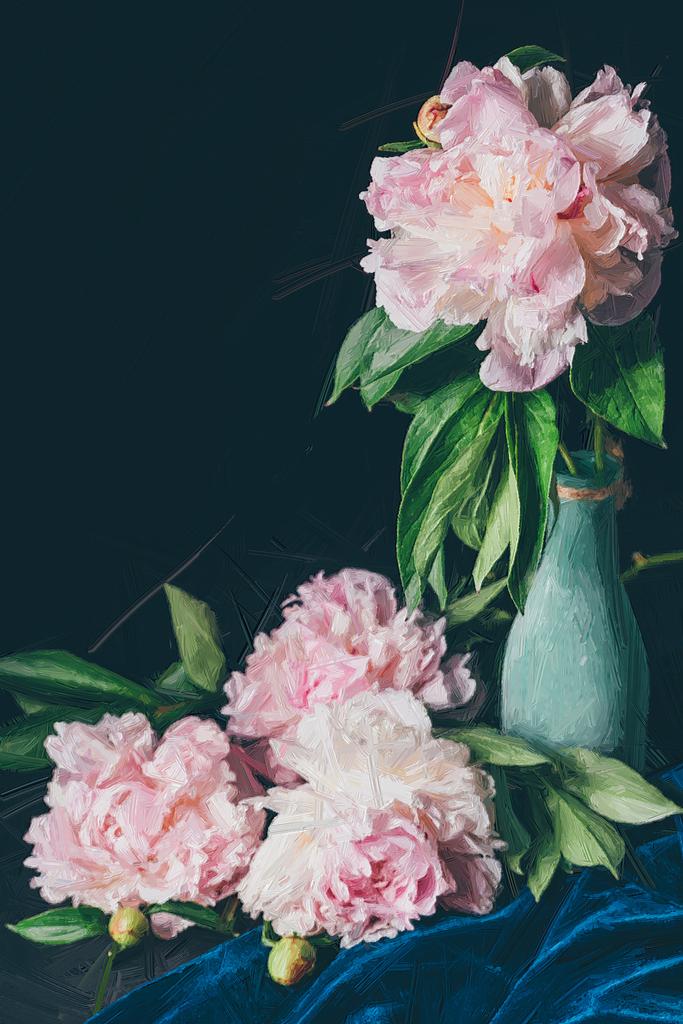 黒の花瓶の近くに塗装された薄いピンクの咲くピオニー  - 写真・画像